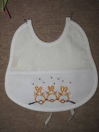Maybe you would like to learn more about one of these? A Lojinha Da Nela Babetes Com Bordado Em Ponto Cruz Coruja Ponto Cruz Bordado Ponto Cruz Despojos Para Bebe De Croche