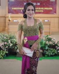 Ide Inspirasi Kebaya Bali Di Instagram Inspirasi Kebaya Dari Adrianamirah Kebaya Ini Pas Bgt Di Gunakan Di Hari Model Pakaian Wanita Wanita Pakaian Wanita