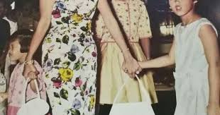 queen of thailand her majesty queen sirikit rama ix สมเด จพระนางเจ าส ร ก ต พระบรมราช น นาถ พร อมด วย สมเด จพระเจ าล กเธอ เจ าฟ าอ ราชวงศ แฟช น ผ าไหม