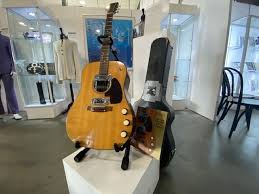 Kurt cobain's gear and equipment including the fender stratocaster electric guitar and fender telecaster. Kurt Cobain S Unplugged Guitar Goes For 6 Million Spin