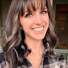 アントニア・シニアによる冬の島。 最後のページずっと泣いた。もう読む物語がなかったので。  私はその本の後で、その前の自分と同じにはなれないと知っていた📖