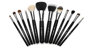 Las suaves y prácticas brochas de maquillaje te ayudarán a perfeccionar los estilos más recientes en maquillaje. Las Mejores Brochas De Maquillaje Del 2021