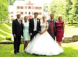 April 2018 landesrat in der kärntner landesregierung kaiser ii. Hochzeit Von Theresa Und Moritz Ines Lutz U Daniel Funffrock M Posieren Mit Werner Dirk Galuba L Doris Sturm Der Liebe Hochzeit Brautkleid Armellos