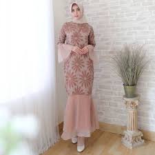 Sehabis tahu sekian banyak model baju kondangan hijab simpel , sekarang kalian sanggup menampakkan diri menjadi lebih perlente dan anggun untuk menempuh semua aktifitasmu tiap hari, bantu bagikan ke temanmu di facebook, twitter, dll agar temenmu juga sanggup lihat model baju kondangan hijab simpel ,. Outfit Dress Bridesmaid Berhijab Terbaru Pakaian Pesta Pakaian Pernikahan Model Pakaian