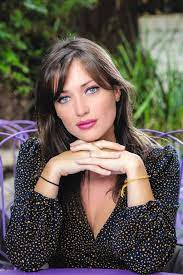 Les trois années qui suivent, elle participe deux fois à l'émission le mad mag sur nrj 12 13 , ou encore à des journaux télévisés sur des chaînes régionales comme grand lille tv 14. 72 Idees De Elsa Esnoult Est Parfaite Elsa Esnoult Elsa Mystere De L Amour