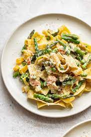 This Creamy Pasta Primavera Recipe Is Easy To Make And Is Loaded With Fresh Spring Veggies Includ Creamy Pasta Primavera Pasta Primavera Recipe Pasta Primavera