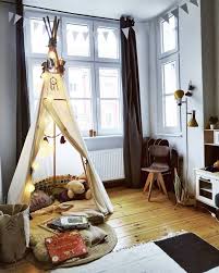 Kinderzimmer Mit Tippi Zelt Lichterketten Kinderkuche Von Ikea Einem Vintage Stuhl In Einer Altbau Wohnung Eine Tippi Zelt Kinder Zimmer Zelt Kinderzimmer
