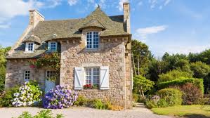 Florent Pagny ouvre les portes de sa nouvelle maison classée monument  historique, "avec un pont-levis, des douves"