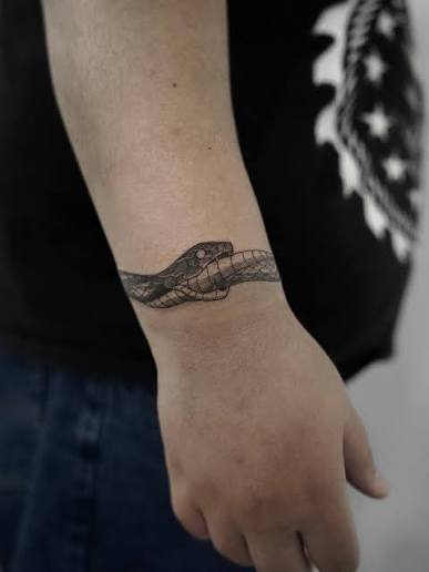 Ouroboros wrap around custom 🌀 thank you S for the chill session! Made at @colibritattoo.montreal . . . . #tattoo #tattooartist #ouroborostattoo #snaketattoo #illustrativetattoo #wraparoundtattoo #montrealtattoo #montrealtattooartists #tattooart ...