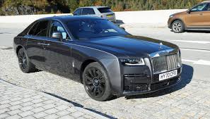 Presented is a low mileage ghost wrapped in matte black and sitting on 24\ forgiato wheels. Rolls Royce So Fahrt Sich Der Ghost Ii Autosprintch