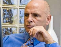 J'AI UN PETIT SLOGAN QUE JE CLAME UN PEU. CE SERAIT PEUT-ÊTRE BIEN QUE VOUS  L'ADOPTIEZ: "UN VAINQUEUR N'ABANDONNE JAMAIS, ET CELUI QUI ABANDONNE  FACILEMENT NE VAINC JAMAIS." E-93 J'ai un petit