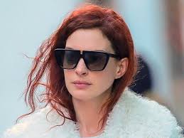 Anne hathaway sta lavorando a un film: Un Nuovo Colore Di Capelli Per Anne Hathaway Rosso Vermiglio Vogue Italia