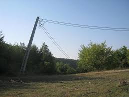 Pentru retele de medie tensiune clasice, varianta inlocuirii conductoarelor clasice neizolate cu conductoare torsadate presupune: Ultima OrÄ Aproape 2 Mii De GospodÄrii FÄrÄ Curent Electric DupÄ Ce HoÈii De Lemne Au Rupt Un Stalp De Medie Tensiune Monitorul De Vrancea