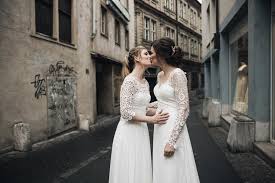 Jun 15, 2021 · proud and loud! Lesbische Hochzeit In Wurzburg