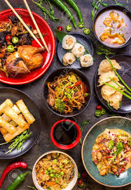 Il faut plutôt parler des cuisines chinoises car l'aspect régional est fondamental. Assortiment De Jeu De La Nourriture Chinoise Nouilles Chinoises Riz Frit Boulettes Le Canard Pekin Dim Sum Des Rouleaux De Printemps Celebres Cuisine Chinoise Plats Sur La Table Vue De Dessus Chinois