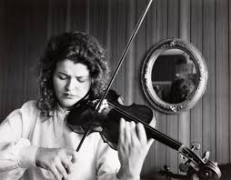 Trouvez les anne sophie mutter images et les photos d'actualités parfaites sur getty images. Anne Sophie Mutter Rehearsing Beethoven S Violin Concerto On Her Stradivarius Near The Black Forest International Center Of Photography