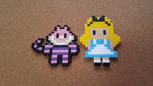 Figurines Alice Au Pays Des Merveilles Et Le Chat Du Cheshire Disney Pixel Art Perles Hama Perler Bead Art Hama Beads Disney Hama Beads Design