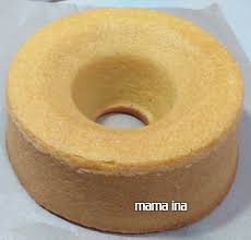 Adonan ditumpahkan sedikit di atas wajan lalu diratakan. Resep Kue Bolu Panggang Cukup Pakai 1 Telur Mama Ina