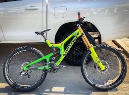 Do You Like These Fluo Yellow Foxracingeurope 40 On This Santacruzbicycles V10 Sebasalfarop Comment And Help Us Gr Cool Bikes Yellow Santa Cruz