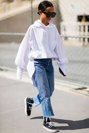 Idees De Look Avec Des Baskets Vans Jean Droit Cropped Chemise Blanche Oversize Street Style Blog Denim Street Style Cool Street Fashion Nyfw Street Style