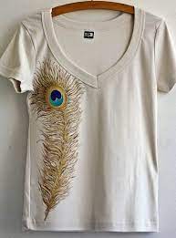 Model is 5'7 and is wearing a small. Ecru Women Size L Hand Painted Tshirt Peacock Feather Design 29 80 Via Etsy Feather Design Hand Painted Fabric Fabric Painting