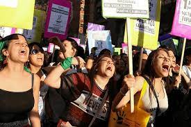 Every one had signs which said: Argentinien Lateinamerika Feministische Stimmen Gegen Machistische Gewalt Npla
