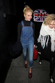 Kancing hak, terdiri dari dua bagian yaitu bagian penyangkut dan bagian sangkutan. Ingin Tampil Tren Dengan Gaya Vintage Coba Saja 10 Gaya Celana Jeans Kodok Terbaru