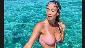 A radio and tv show host, diletta leotta made her television debut in 2011 on sky, in the weather forecast, and then later on sky sport where. Video Instagram Diletta Leotta Regina Delle Acque Che Stile La Nuotata In Turchia Video Gazzetta It