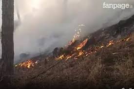 Colpa di una colata di alluminio bollente. Ancora Un Incendio Sul Vesuvio Le Fiamme Raggiungono Le Case Evacuate Alcune Famiglie