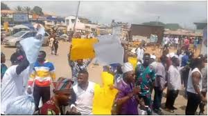 Protesters blocking the roads shout slogans towards the houses of parliament from. Nwlw9qwnyvaicm