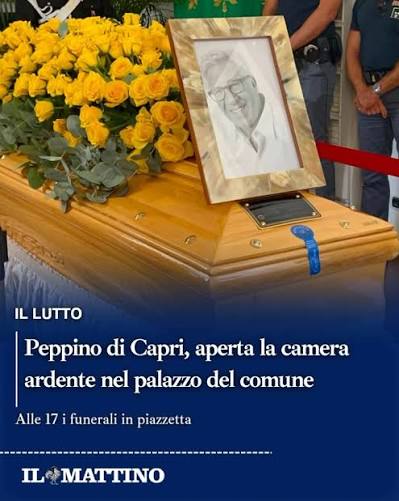 Il feretro di Peppino di Capri, accolto da un lungo applauso, ha raggiunto  la sede del Municipio dell’isola dove tra pochi minuti sarà aperta la  camera ardente. I volontari della Protezione civile ...