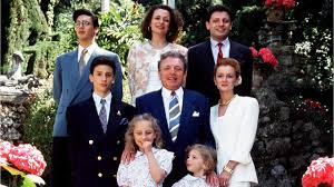 De nombreuses personnalites assitent a la ceremonie comme sa deuxieme epouse. Heritage De Jacques Martin Comment Ses Huit Enfants Ont Tout Organise Pour Eviter Le Conflit Femme Actuelle Le Mag