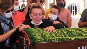 Ankaralı turgut, büyük bir üzüntü içinde olduğunu belirterek, allah rahmet eylesin. Ankarali Sanatci Oguz Yilmaz Son Yolculuguna Ugurlandi