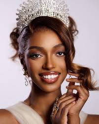 Dans l'une des preselection les plus faibles depuis une décennie tant au  niveau de l'organisation avec des robes qui empêchaient les filles de  marcher et du niveau général du concours. La Fille