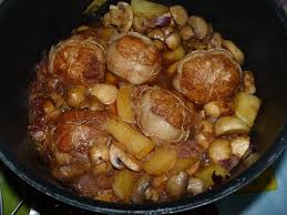 Paupiettes De Veau Au Vin Blanc Et Champignons De Paris Paupiette De Veau Plat Plat En Sauce