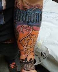 40 Inspirierende Hakuna Matata Symbol Tattoos Seine Bedeutung Ein Leben Ohne Sorgen Bedeutung Hakuna Inspirierende