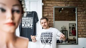 Hradecky is among football's most charming interviewees, and has even been known to buy his interviewers beer. Wo Eintracht Spieler Sich Die Haare Schneiden Lassen Frankfurt