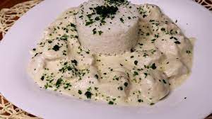 Așezăm pieptul de pui rumenit în vasul de copt. Piept De Pui Cu Sos Alb Si Garnitura De Orez Maria Popescu Youtube