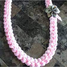 Gratuit de conversie valutara online bazat pe convertor de valuta convertorul afișează conversia a 1 liră sterlină în leu moldovenesc în data de luni. First Birthday Lei With A 20 Money Flower Money Flowers Money Lei Graduation Gifts