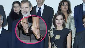 Zu einem dunkelblauen kleid mit gebundenem. Morder High Heels Ist Das Noch Bequem Konigin Letizia Promiflash De