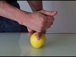 Experience Scientifique Comment Couper Une Pomme Avec Ses Mains Ou Un Experience Scientifique Scientifique Pomme
