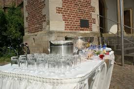 Heute dürfen wir ein brautpaar mit unseren weißen tauben zur hochzeit am schloss raesfeld wieder einmal den tag verschönern. Sektempfang Zur Hochzeit Am Schloss Raesfeld Ihr Sektempfang
