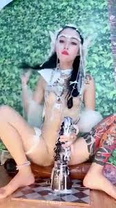 紫色面具黑色面具女孩