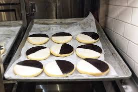 They were made famous to the rest of the world by an episode of seinfeld entitled the dinner party. Black And White Cookies New York Nicht Amerika