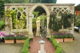 Diese art mauern sind oft auch ein echter blickfang im auβenbereich da der stein als naturmaterial mit der gartenlandschaft harmoniert. Deko Garten Stein Ruine Whitestone Abbey