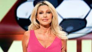 Paola ferrari, all'anagrafe paola francesca ferrari, è una giornalista sportiva di 60 anni nata a milano. N6va5tixwjemrm