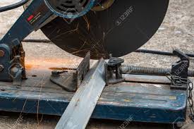 En entrant et confirmant votre adresse email, vous recevrez une notification dès qu'une nouvelle offre disponible correspond à votre recherche. Couper Un Triangle Metal Et Acier Avec Une Scie A Onglets Mixtes A Lame Circulaire Banque D Images Et Photos Libres De Droits Image 47969839