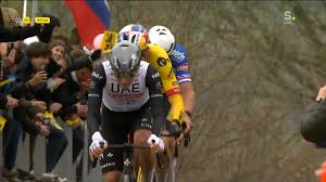 “Exciting Livestream of Ronde van Vlaanderen: Pedersen Takes the Lead, but the Top Three Cyclists are Close Behind!”