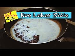 Sehingga tidak heran bila kita bisa dengan selalu lakukan percobaan saat membuat kulit crepes. Resep Simple Kue Leker Cara Membuat Kue Leker Crepes Teflon Youtube