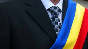 Potrivit amendamentului adoptat la legea salarizării, pentru primarii şi viceprimarii de oraşe şi municipii (localităţi de până la 3.000 şi până la 50.000 de locuitori), coeficienţii pentru calcularea salariilor se majorează cu 0,5 faţă de varianta propusă de. Salarii Mai Mari Pentru Primari Cat Primesc In Plus FaÅ£Äƒ De Grila IniÅ£ialÄƒ Vremea Noua Liderul Presei Vasluiene